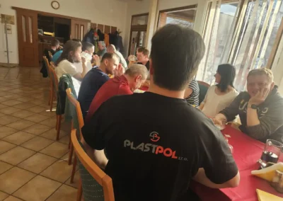Sehraný tým ve výrobě: proč ovlivňuje kvalitu zakázek